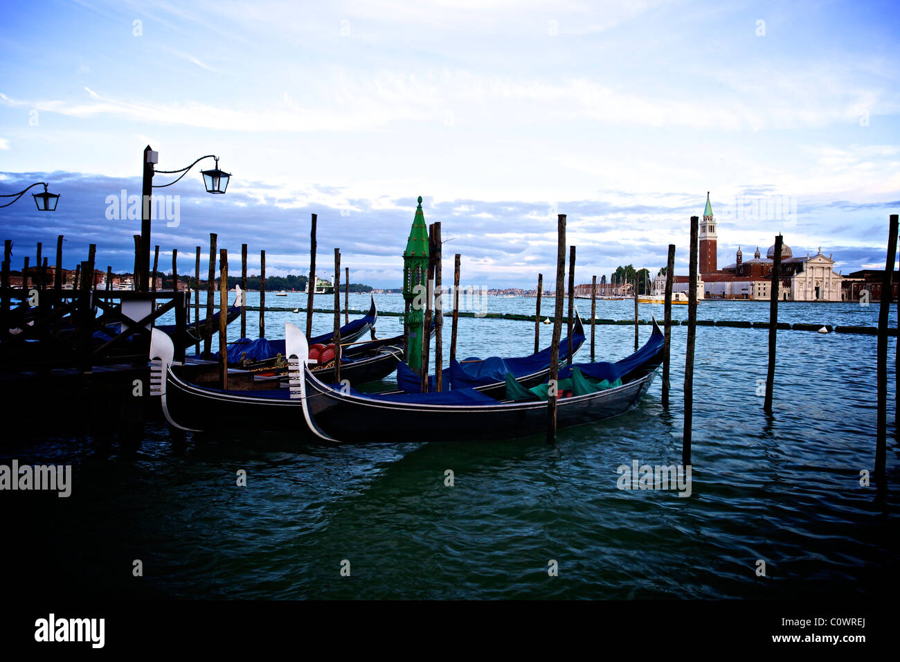 Venezianischen Gondeln vertäut am Grand Canal in Venedig, Italien Stockfoto