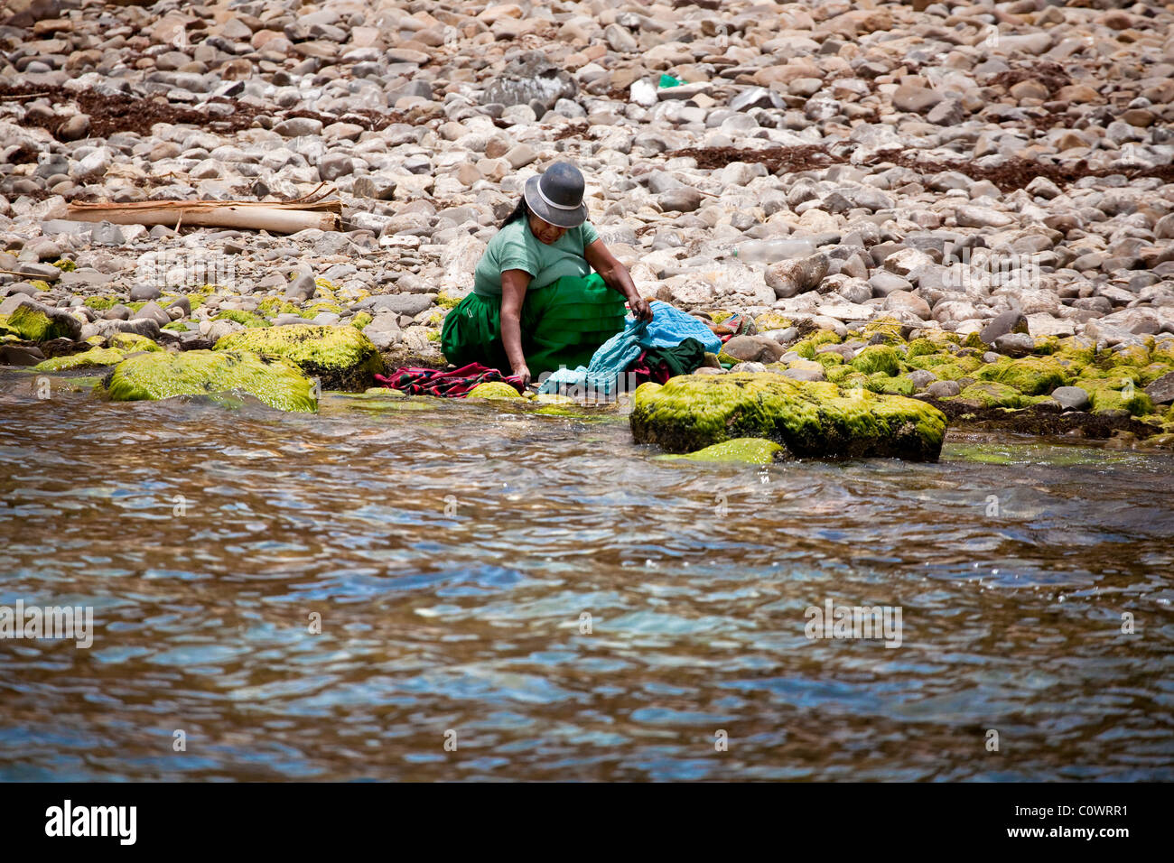 Traditionellen bolivianischen Dame Wäsche am Ufer des Titicaca-See, Bolivien, Südamerika. Stockfoto