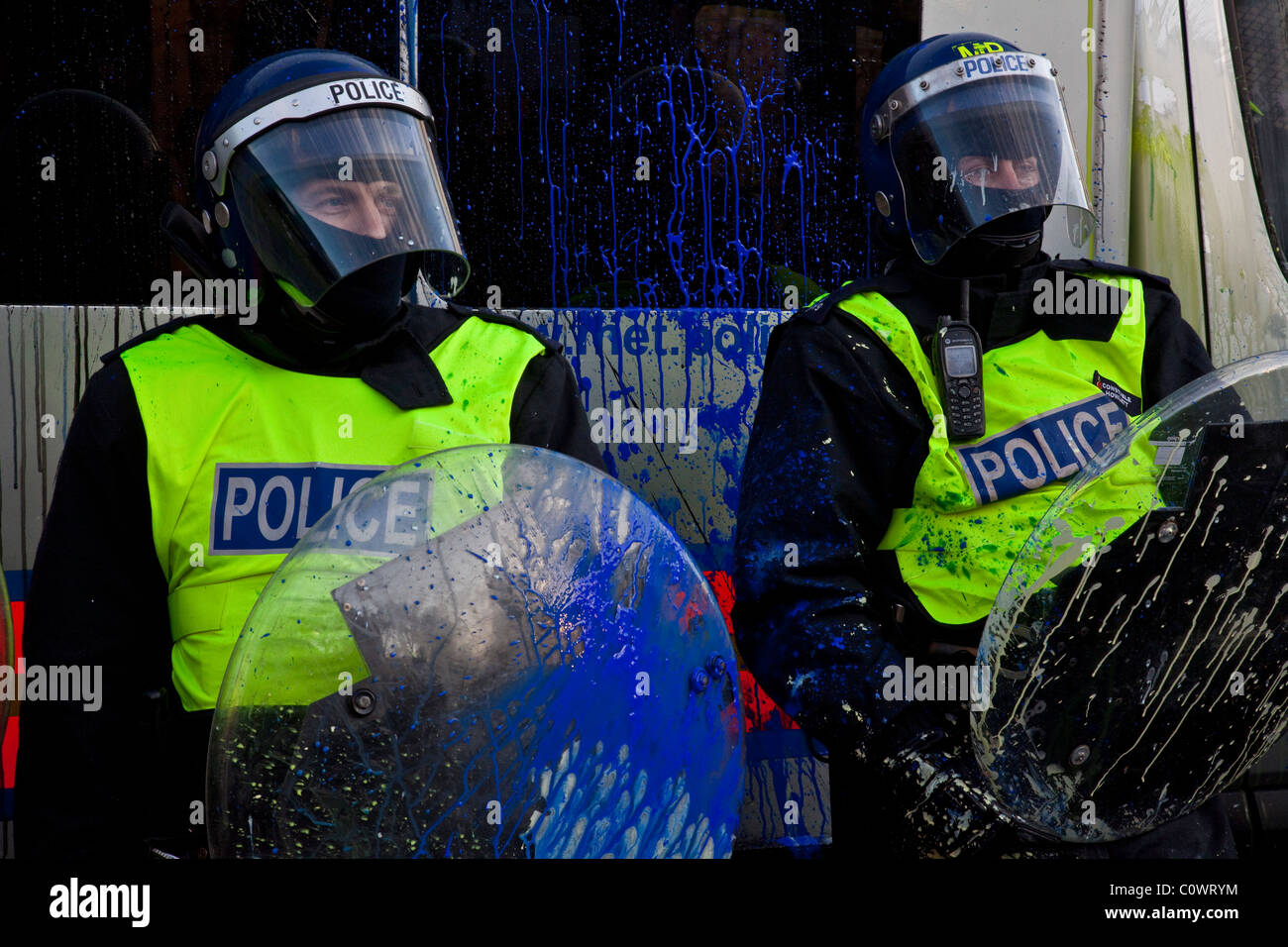 Britische Polizisten Polizeiarbeit studentische Demonstrationen, Parliament Square, London, England (Dezember 2010) Stockfoto