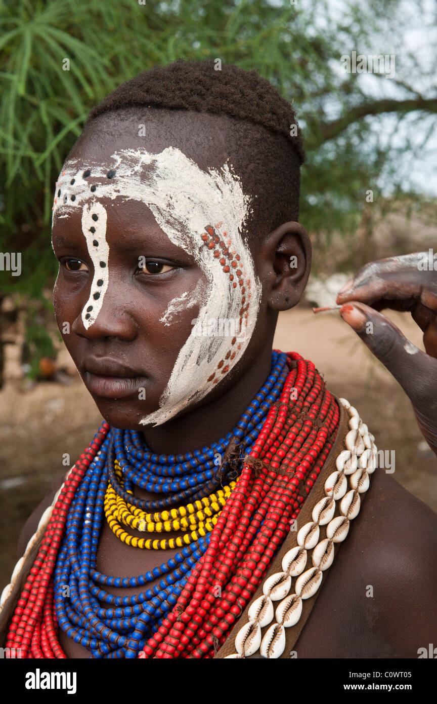 Make-Up-Session für eine junge Karo Frau, Omo-Tal, Südäthiopien Stockfoto