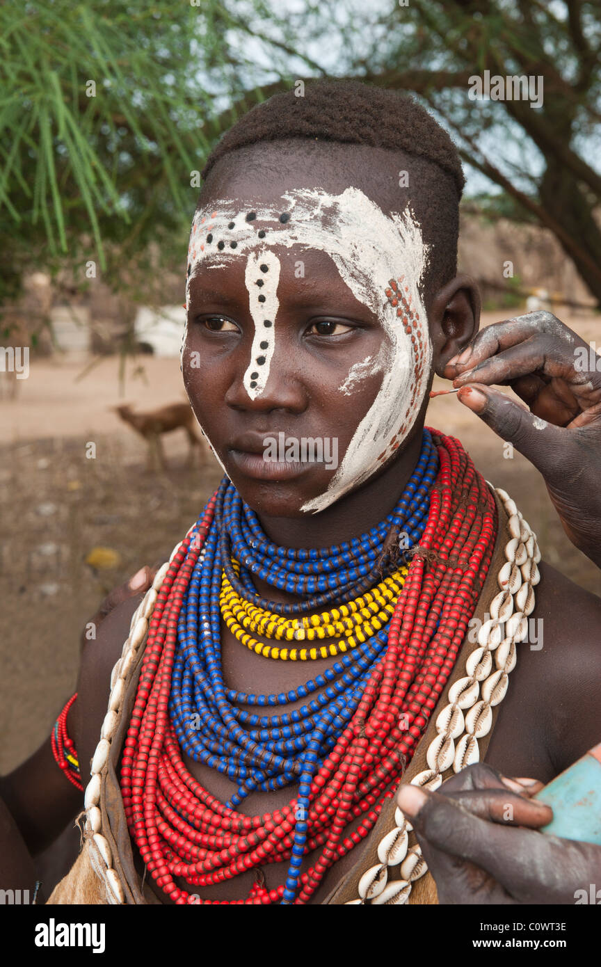 Make-Up-Session für eine junge Karo Frau, Omo-Tal, Südäthiopien Stockfoto