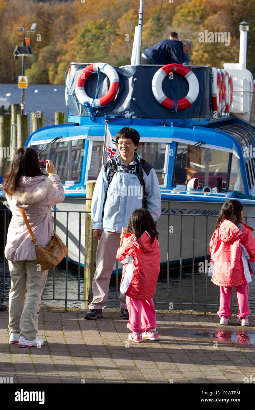 Japanische Familie digital fotografieren vor Windermere Lake Cruise Fahrgastschiff Miss Cumbria Stockfoto