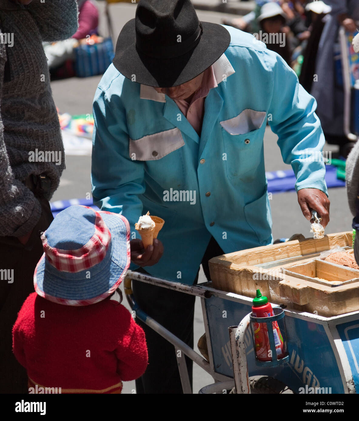 Man verkaufte Eis in Straße in La Paz, Bolivien, Südamerika. Stockfoto
