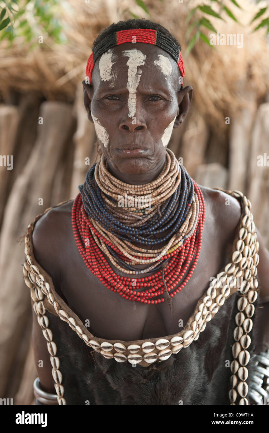 Karo Frau Withcolorful und Kauri Muscheln Halsketten und Gesichts Gemälde, Omo-Tal, Südäthiopien Stockfoto