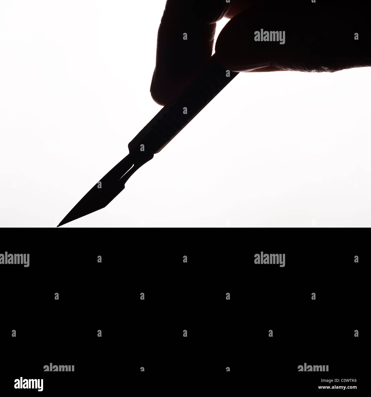 Hand mit einem chirurgischen Skalpell Messer auf eine Hintergrundbeleuchtung weißer Hintergrund Stockfoto