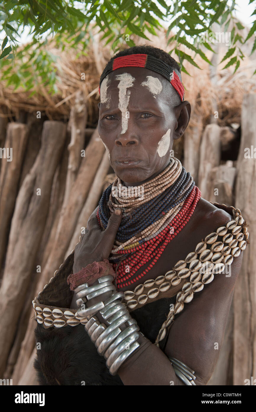 Karo Frau Withcolorful und Kauri Muscheln Halsketten und Gesichts Gemälde, Omo-Tal, Südäthiopien Stockfoto