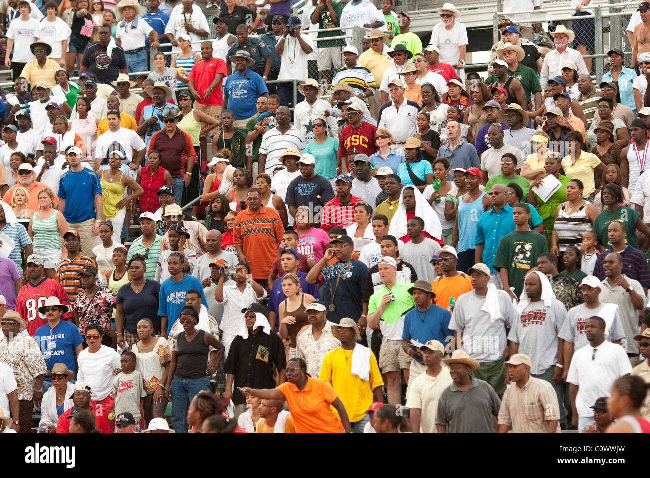 Fans Uhr Ende des Rennens bei den Texas High School Leichtathletik Staatsmeisterschaften in Austin. Stockfoto