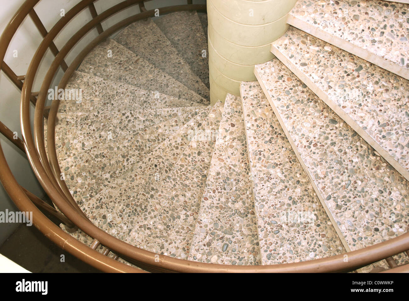 Wendeltreppe geht nach unten. Stockfoto