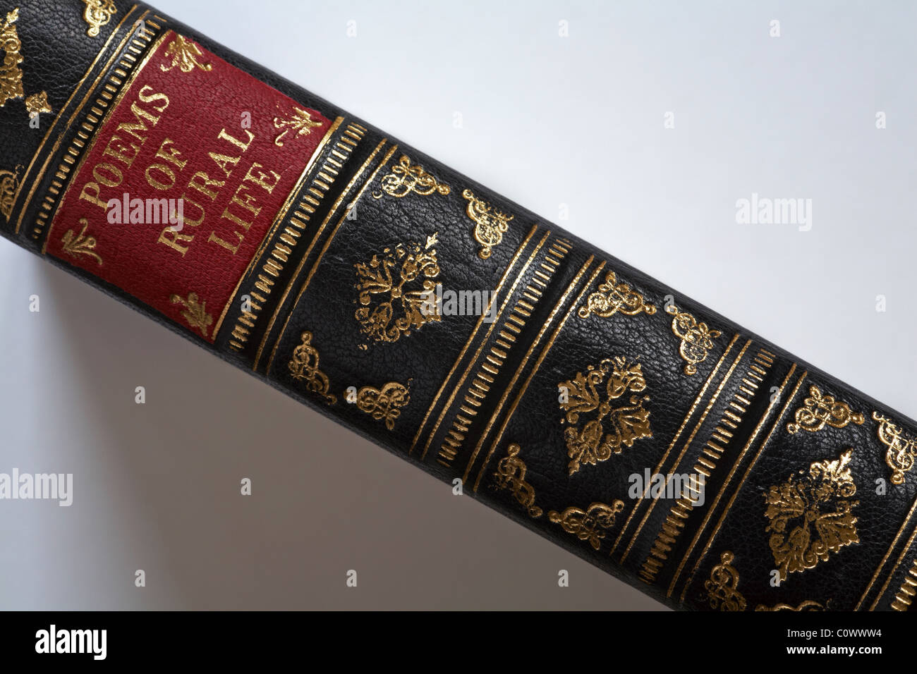 Wirbelsäule der Gedichte des ländlichen Lebens Buch mit Blattgold Muster auf weißem Hintergrund festlegen Stockfoto