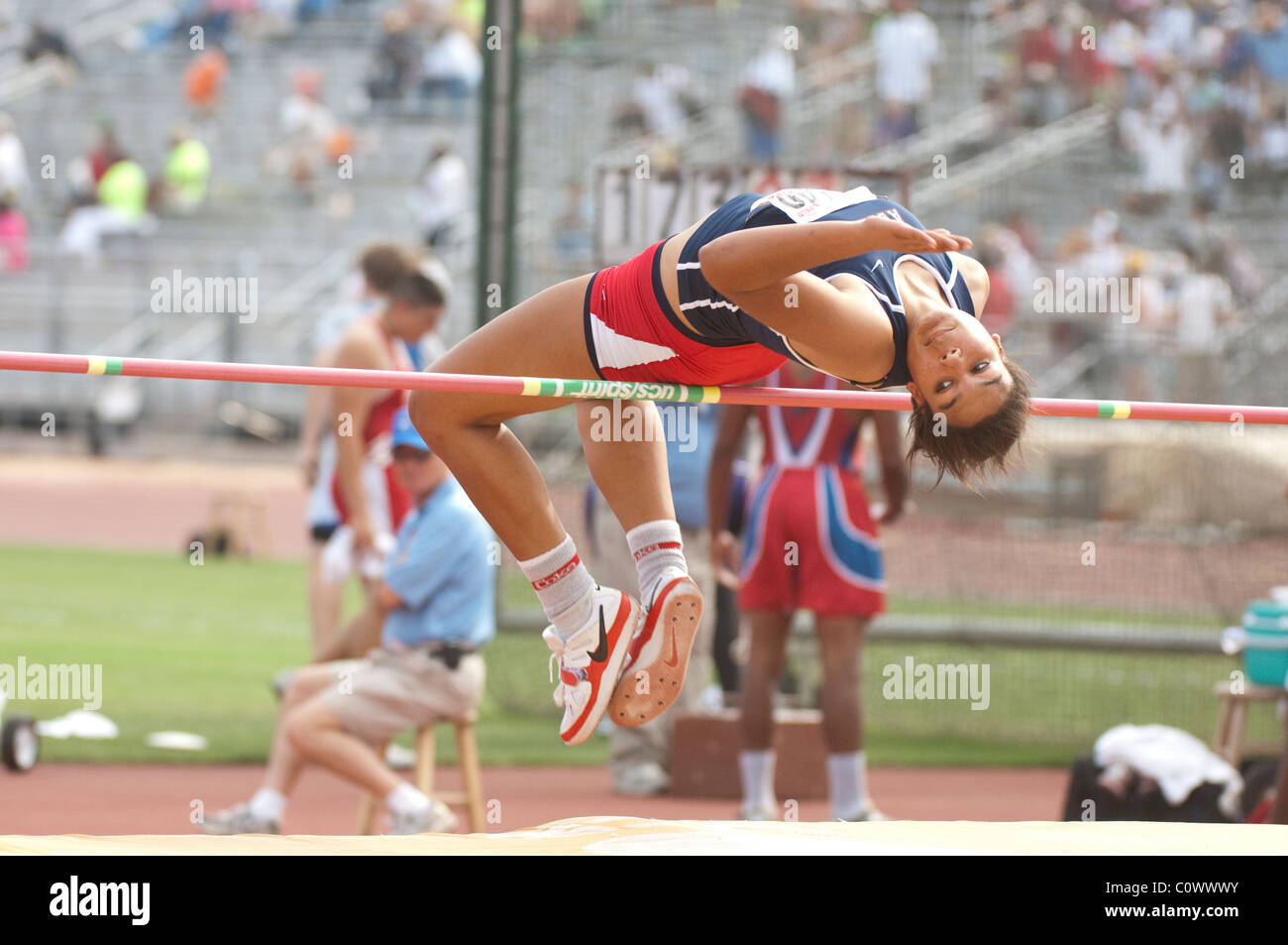 Weibliche Hochspringerin konkurriert bei der Texas State UIL Gymnasium Staat Track treffen an der University of Texas at Austin. Stockfoto