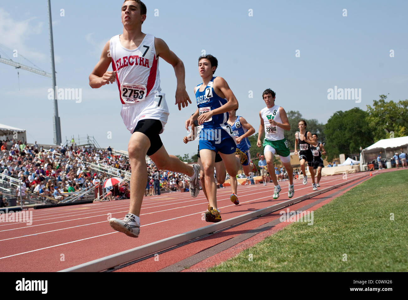 Anglo männliche Teenager Jockey für Position während eines Rennens Abstand bei den Texas High School Track Staatsmeisterschaften Stockfoto