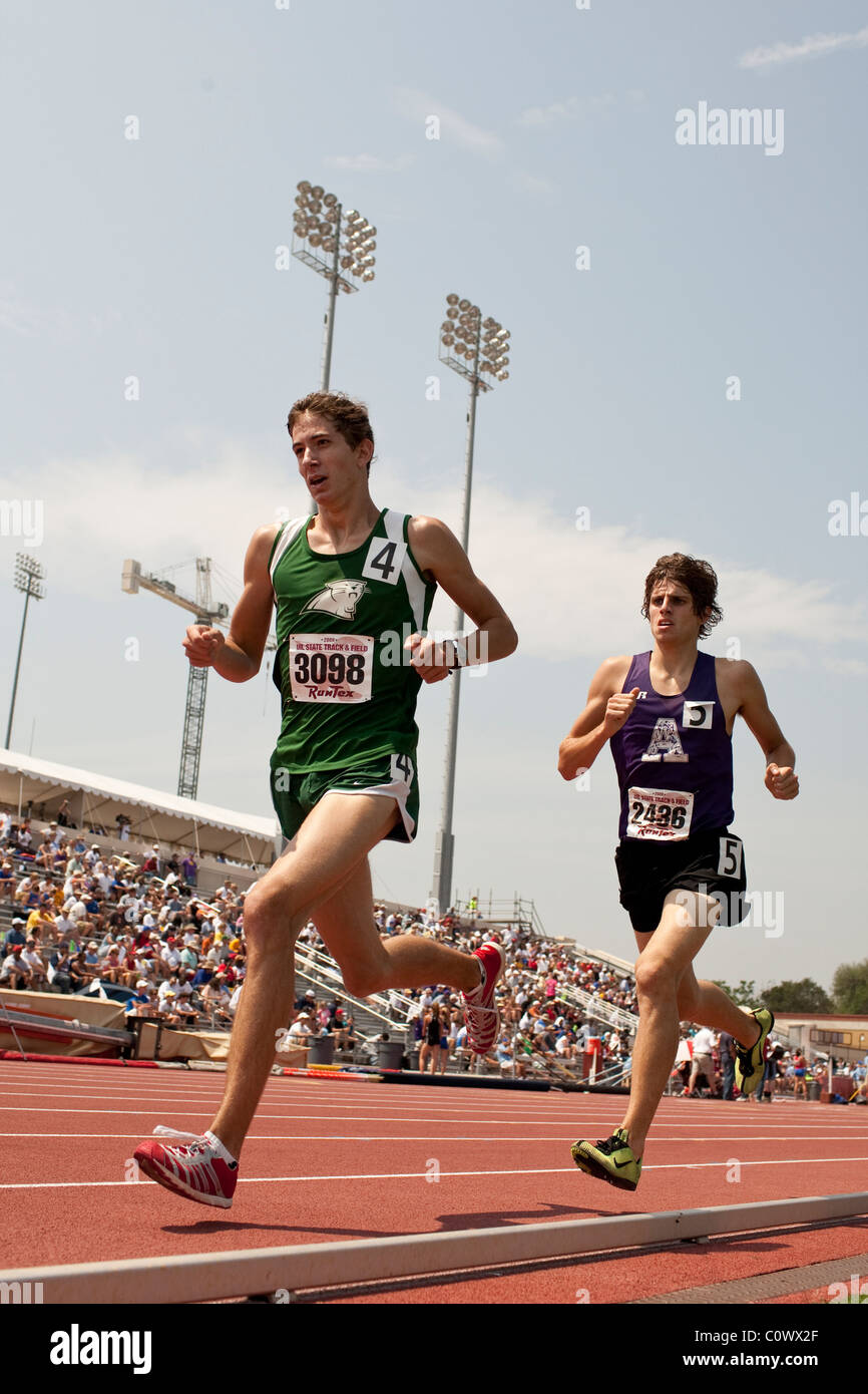 Anglo männliche Teenager Rennen in Richtung Ziellinie während eines Rennens Abstand bei den Texas High School Track Staatsmeisterschaften Stockfoto