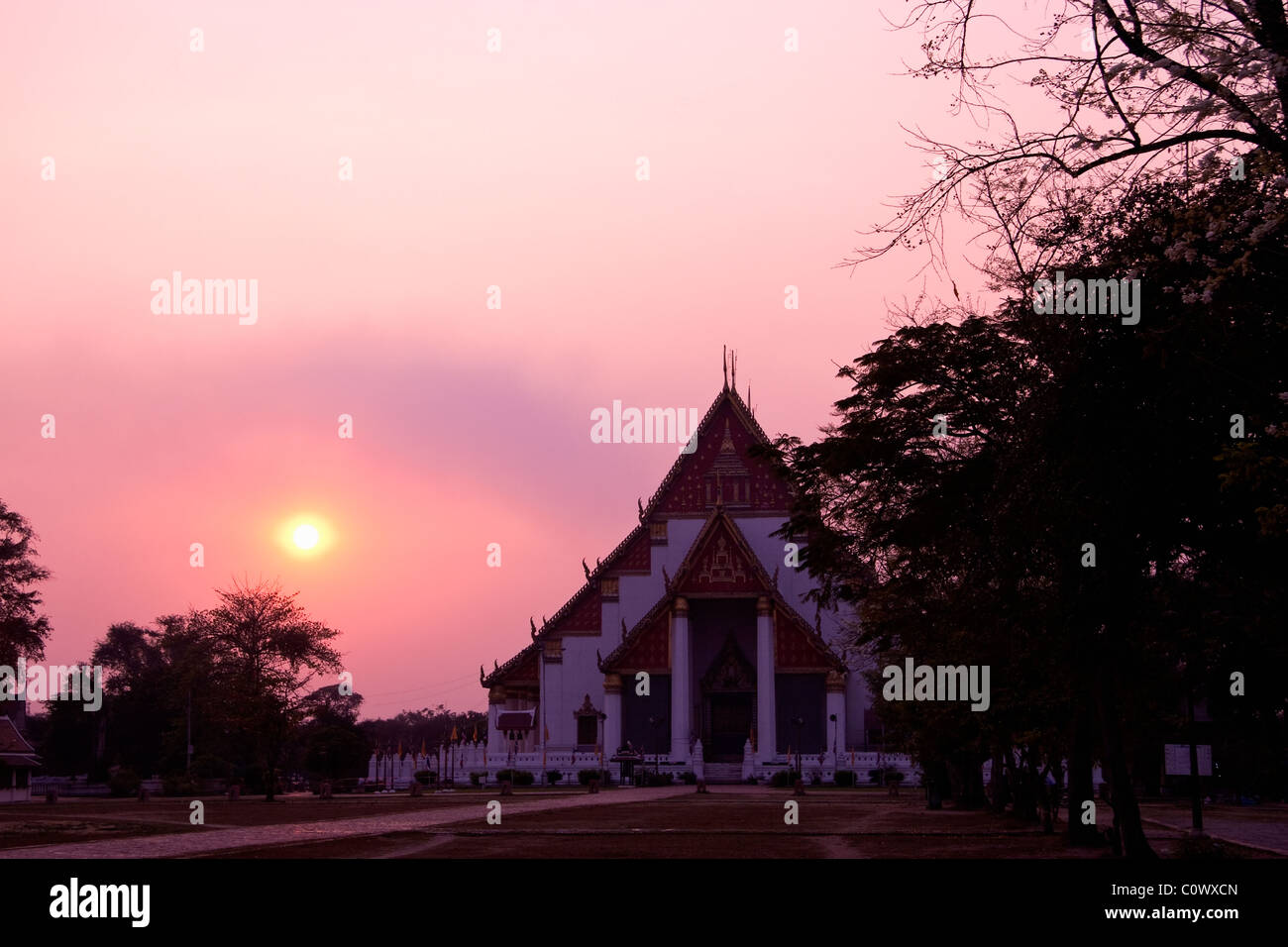Wihaan Phra Mongkons Bophit Tempel in der Abenddämmerung, Ayutthaya, Thailand Stockfoto