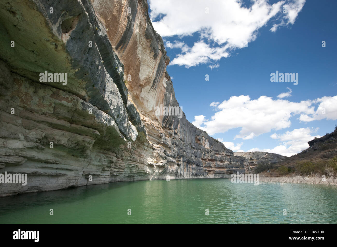Kalksteinfelsen oberhalb der Pecos River in der Amistad National Recreation Area im Westen von Texas. Stockfoto