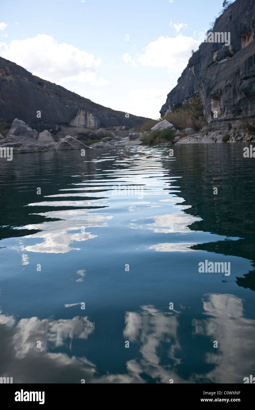 Reflexion der blaue Himmel, Wolken und Kalkstein Klippen am Pecos River in der Amistad National Recreation Area im Westen von Texas. Stockfoto