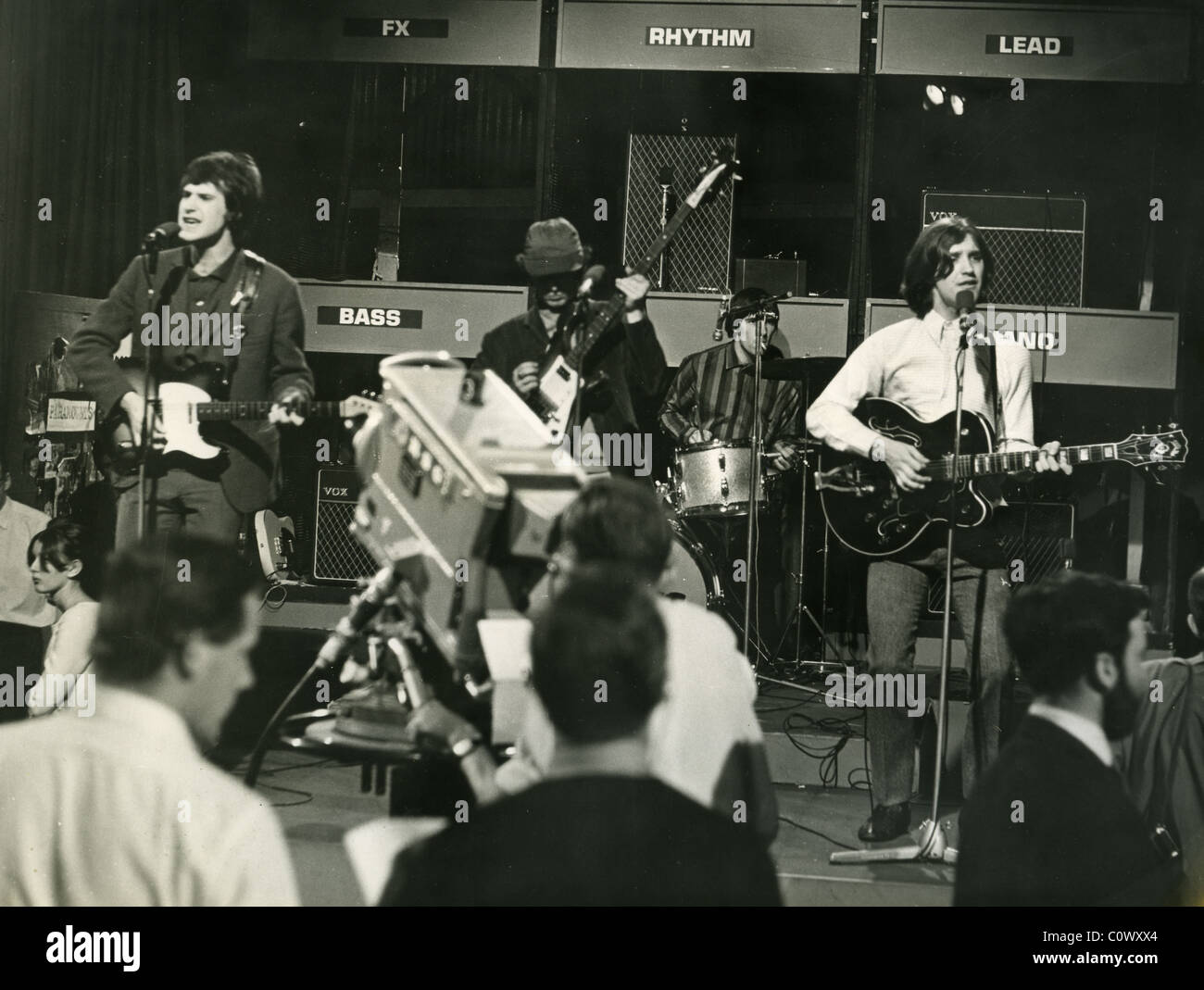 DIE Knicke auf Ready, Steady, Go etwa 1967. aus l: Ray Davies, Peter Quaife, Mick Avory und Dave Davies. Foto Tony Gale Stockfoto