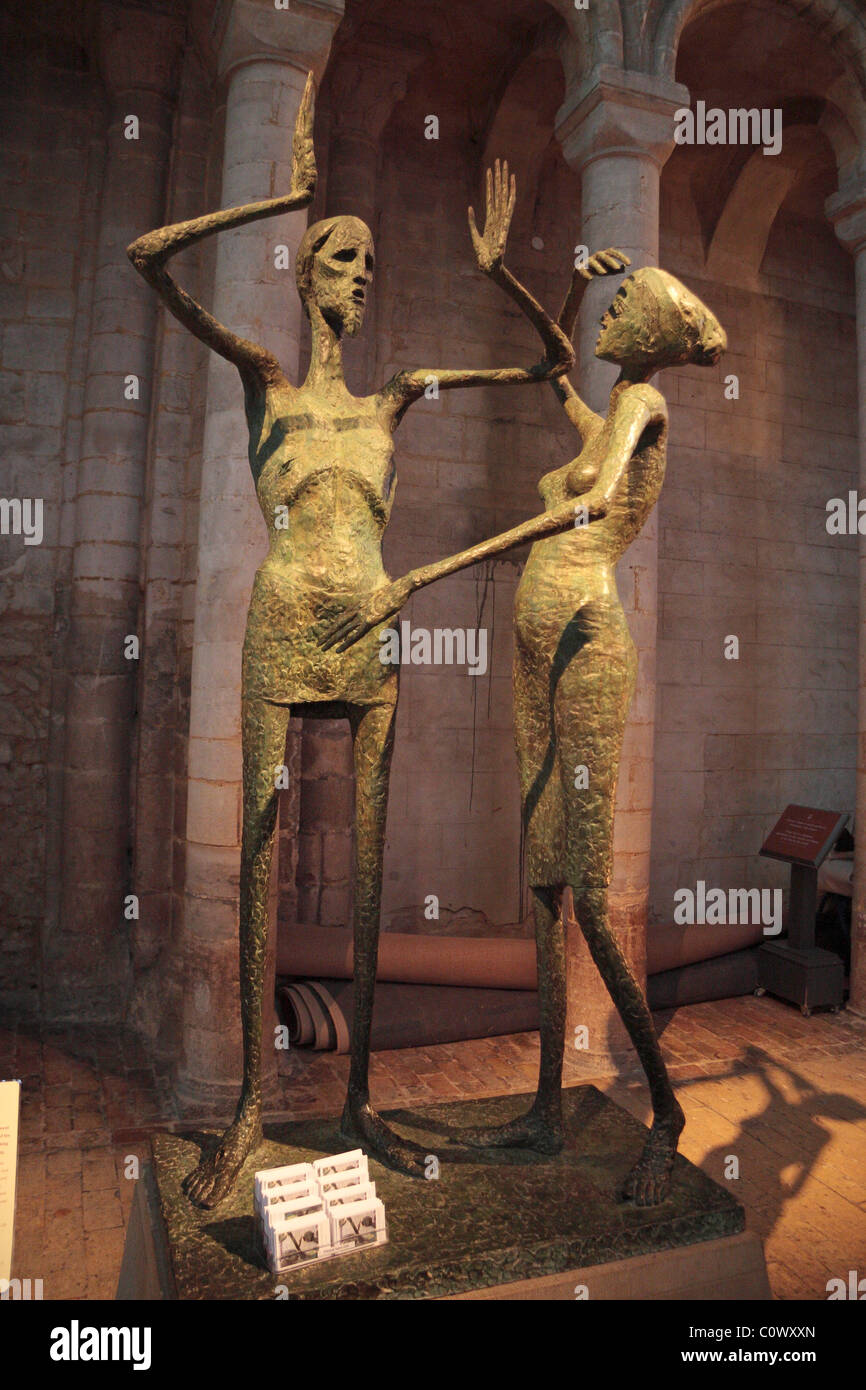 Noli me Tangere Skulptur von David Wynne, Darstellung Christi und Mary Magdalene, in der Kathedrale von Ely, Cambridgeshire, Großbritannien. ISO 800 Stockfoto