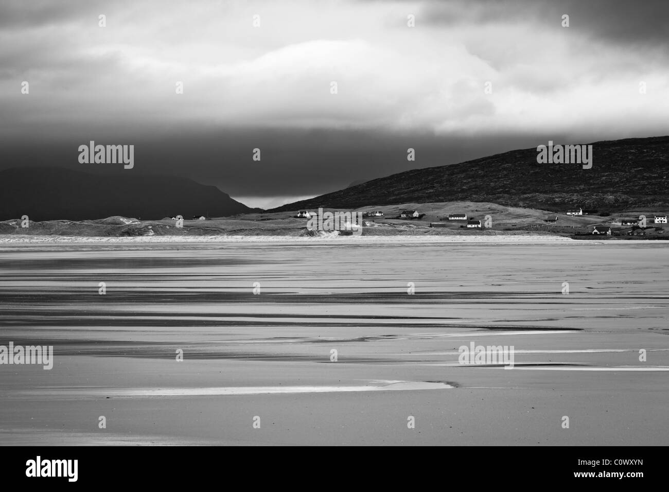 Die Gemeinde Luskentyre von Seilebost Strand, Isle of Harris, Schottland gesehen. Stockfoto