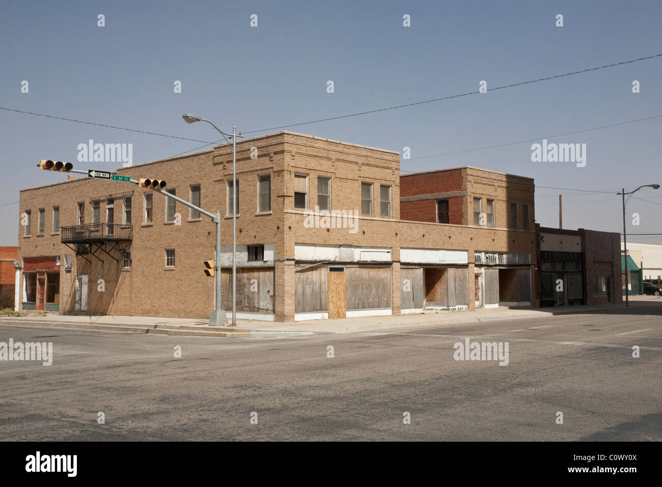 Straße in Big Spring, Texas, USA, mit vernagelten Geschäftshaus mit schwierigen wirtschaftlichen Zeiten in der Innenstadt. Stockfoto