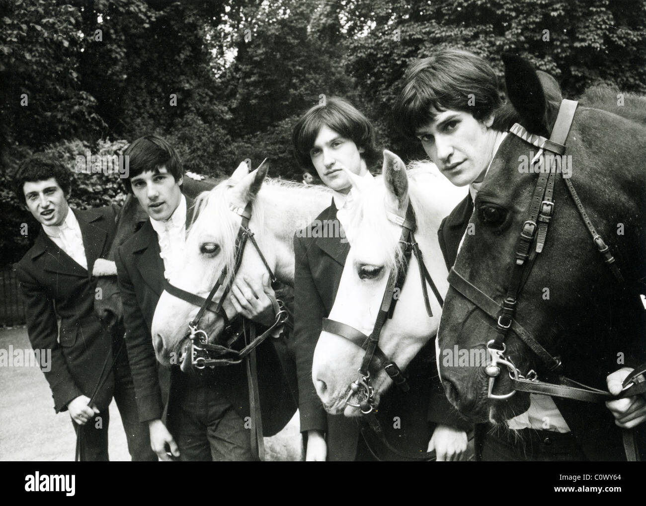 DIE BRITISCHE Popgruppe KINKS im Hyde Park, London, 1965. Von l: Pete Quaife, Mick Avory, Dave Davies und Ray Davies. Foto' Tony Gale Stockfoto
