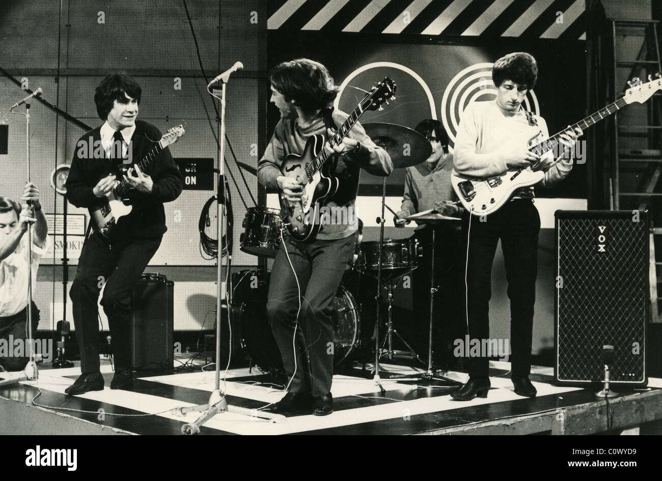 DIE KNICKE UK Pop groip auf Ready, Steady, Go etwa 1965. Von l: Ray Davies, Dave Davies, Mick Avory, Peter Quaize. Foto: Tony Gale Stockfoto