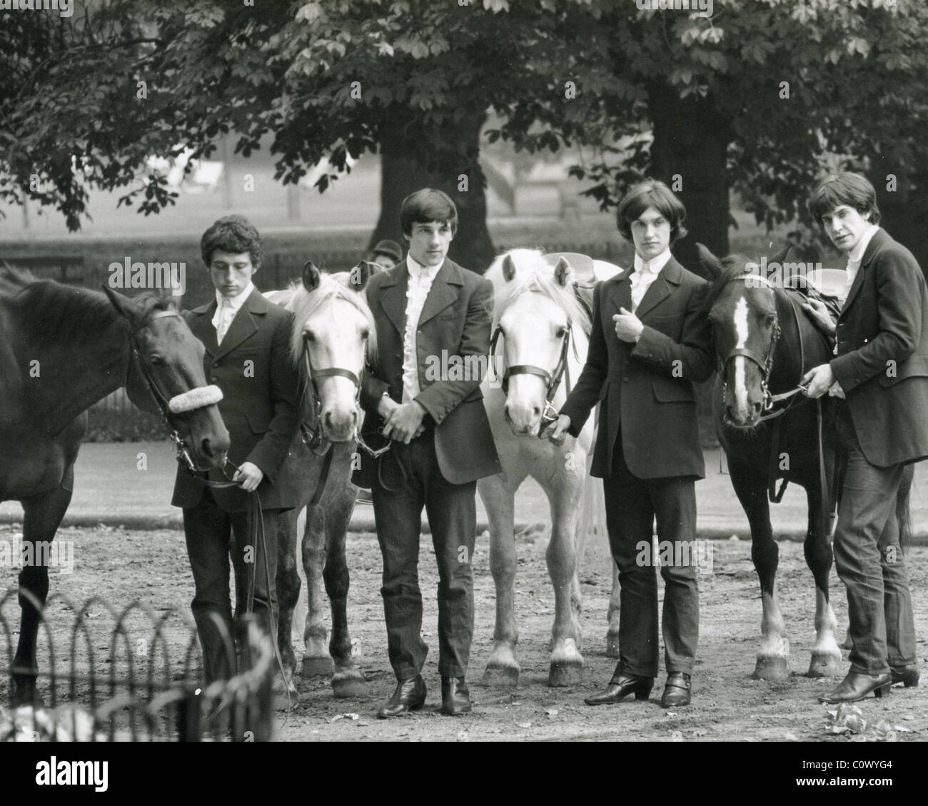 DIE BRITISCHE Popgruppe KINKS im Hyde Park, London, 1965 von links: Peter Quaife, Mick Avory, Dave Davies und Ray Davies. Foto: Tony Gale Stockfoto