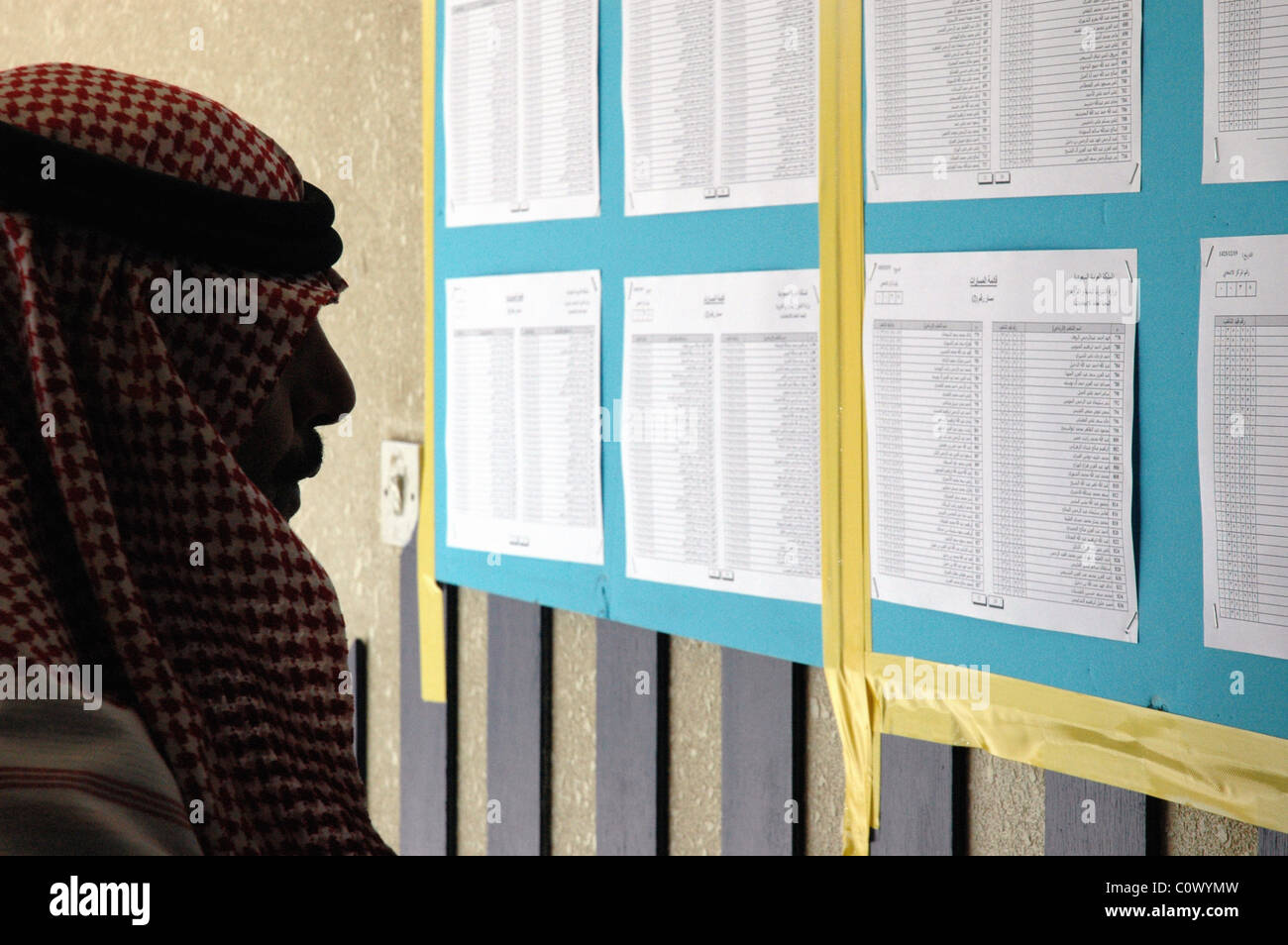 Ein Wähler prüft auf seinen Namen registrierte Listen an einer Abstimmung Station während historischen ersten Kommunalwahlen in Riyadh, Saudi Stockfoto