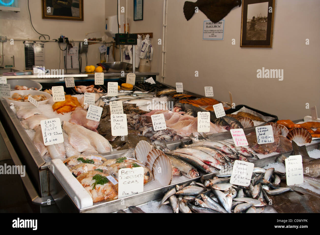 Fischhändler Frischfisch Zähler anzeigen Stockfoto