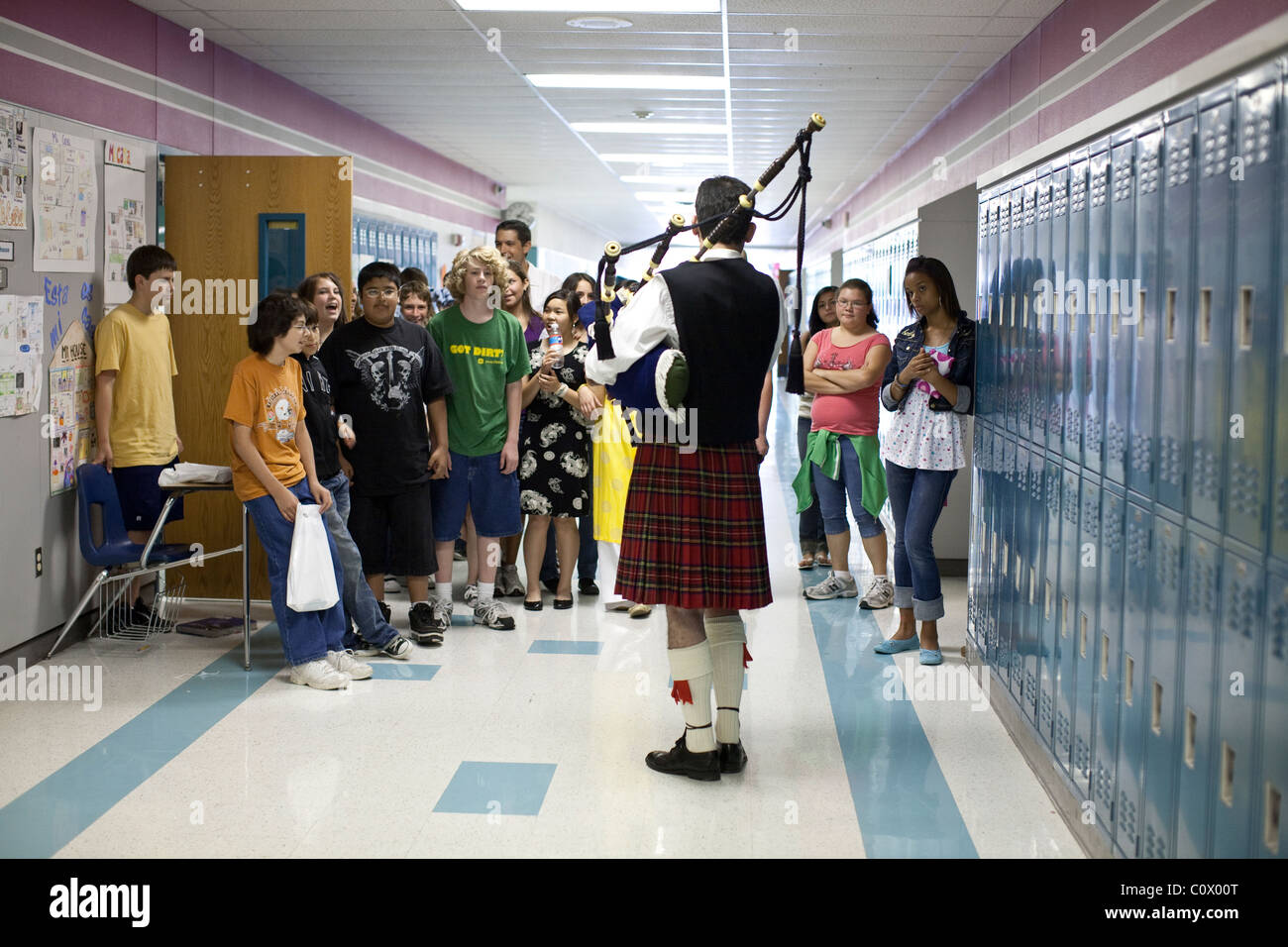 Männliche Dudelsack-Spieler im Kilt zeigt das Instrument auf dem Flur an Park Crest Middle School in Tag der Vielfalt Stockfoto