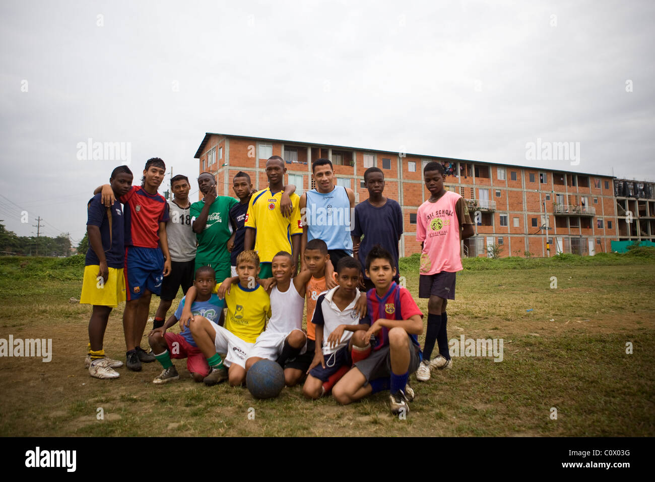 Einheimische Männer und jungen posieren für ein Foto vor dem Fußball spielen Stockfoto