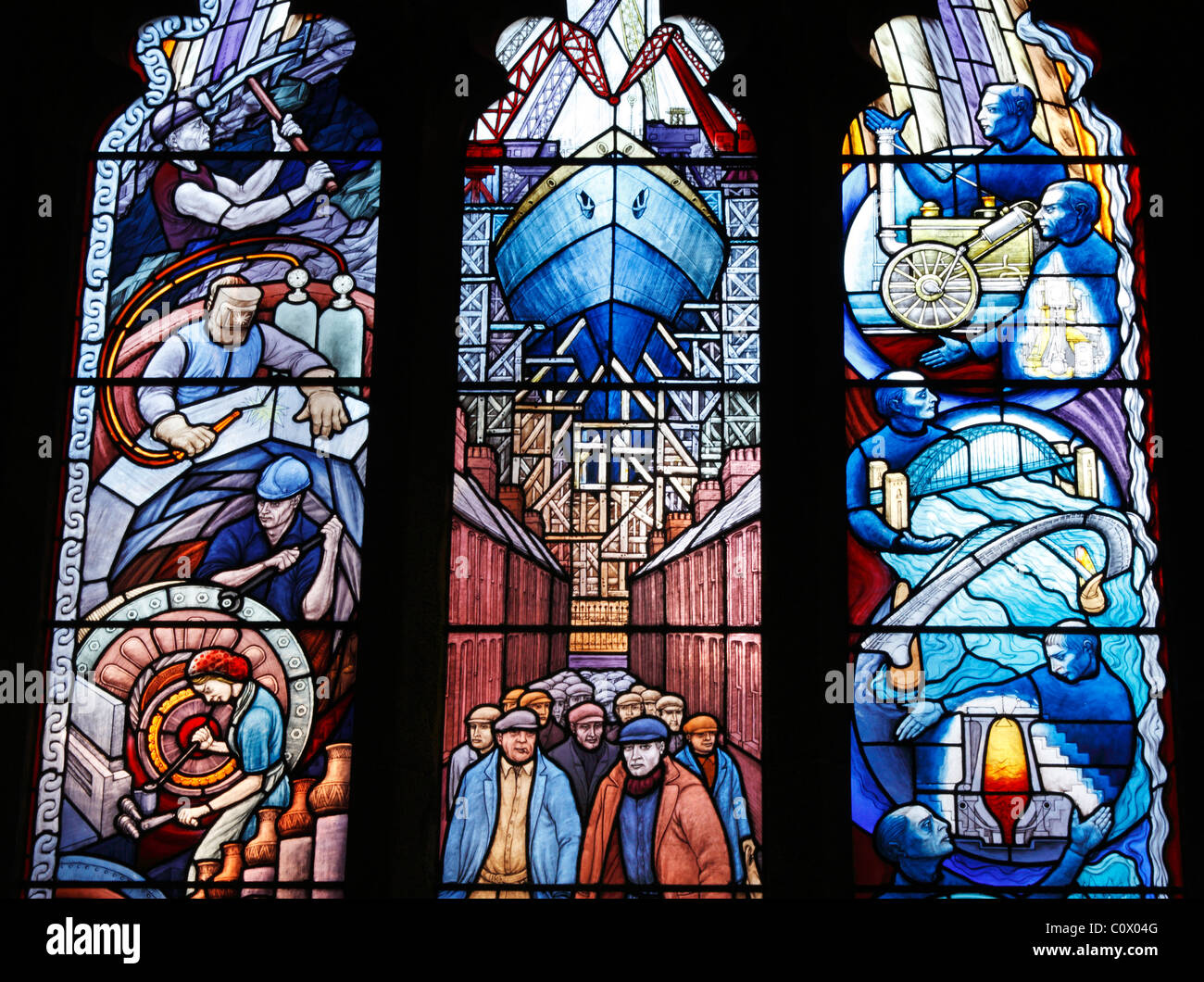 Glasmalerei-Fenster Darstellung lokaler Werftarbeiter und Industrie im Dom St. Marien, Newcastle Upon Tyne, England, USA Stockfoto