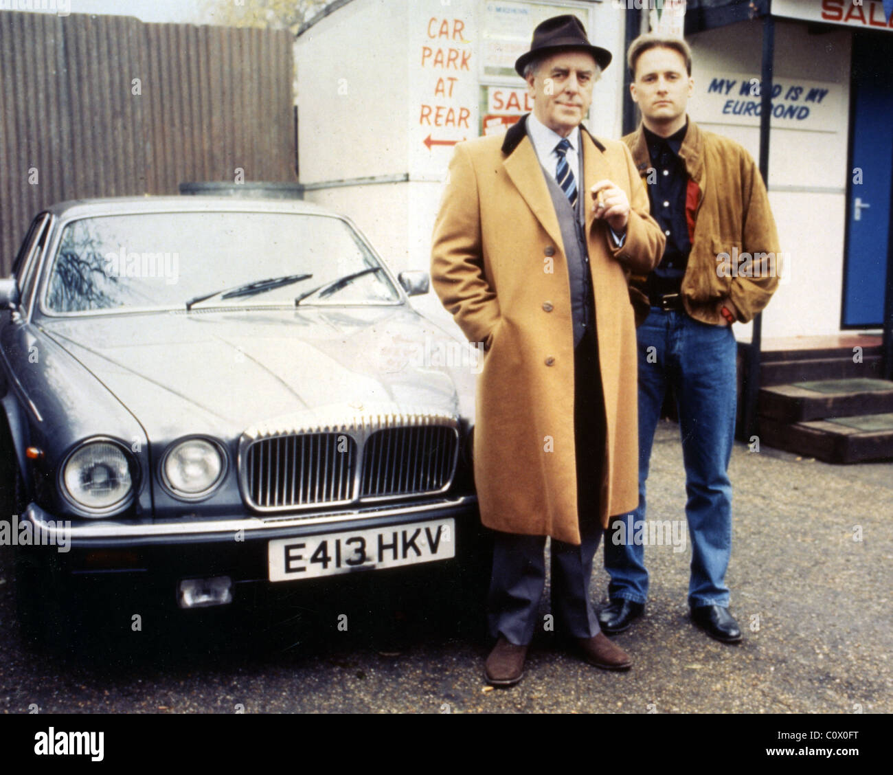 MINDER Euston Filme UK TV-Serie (1979-94) mit George Cole auf der linken Seite und Dennis Waterman mit einer Serie 8 Daimler Sovereign Stockfoto