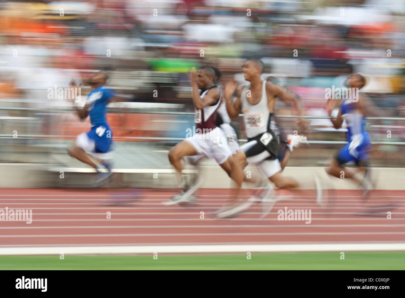 Jungs Rennen in Richtung Ziellinie in der Meisterschaft Hitze von den 100-Yard-Sprint bei der Texas State High School Track treffen in Austin Stockfoto