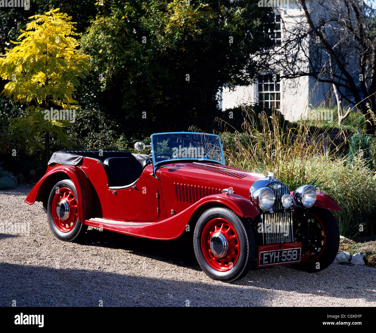 Morgan 4/4 Serie I, 1938 mit Coventry Climax Motor, mit Haus im Hintergrund Stockfoto