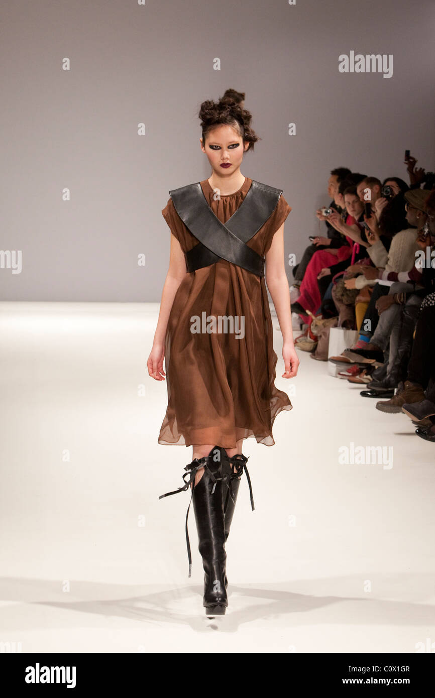 London Fashion Week, Sammlung von georgischen Designer Lako Bukia, Vauxhall Fashion Scout Stockfoto