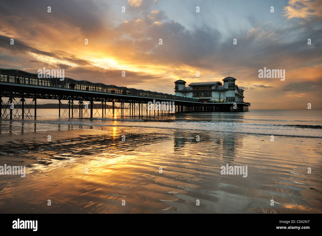 Ein Sonnenuntergang am neuen Pier in Weston-Super-Mare, Somerset. Stockfoto