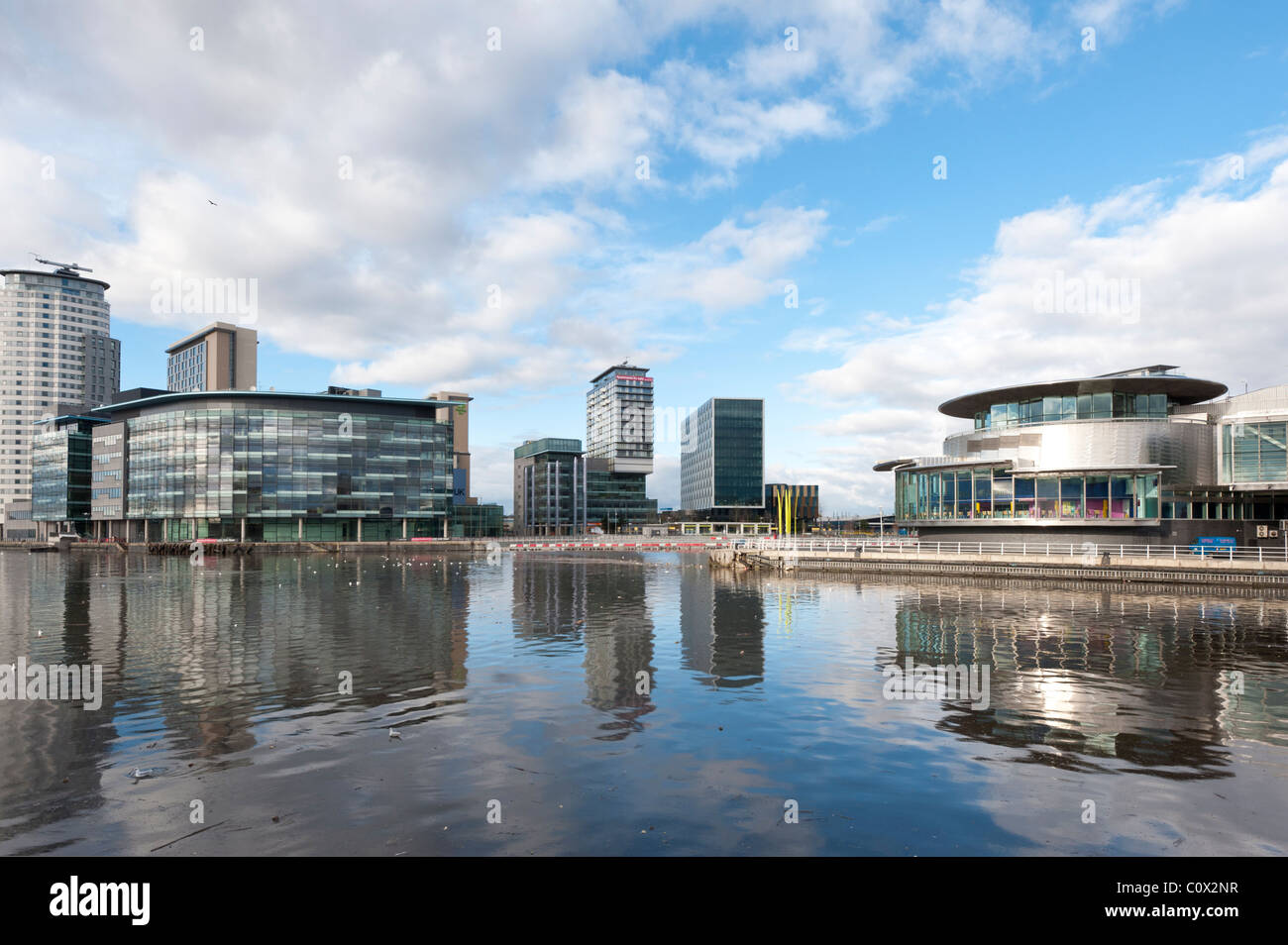 Manchester UK: Blick über das Wasser von den Manchester Ship Canal der Medienstadt komplexe in Salford Quays Stockfoto
