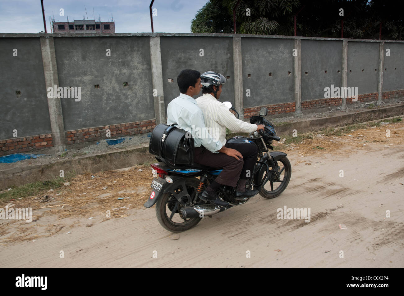 Zwei Männer auf einem Motorrad in Bangladesch Stockfoto