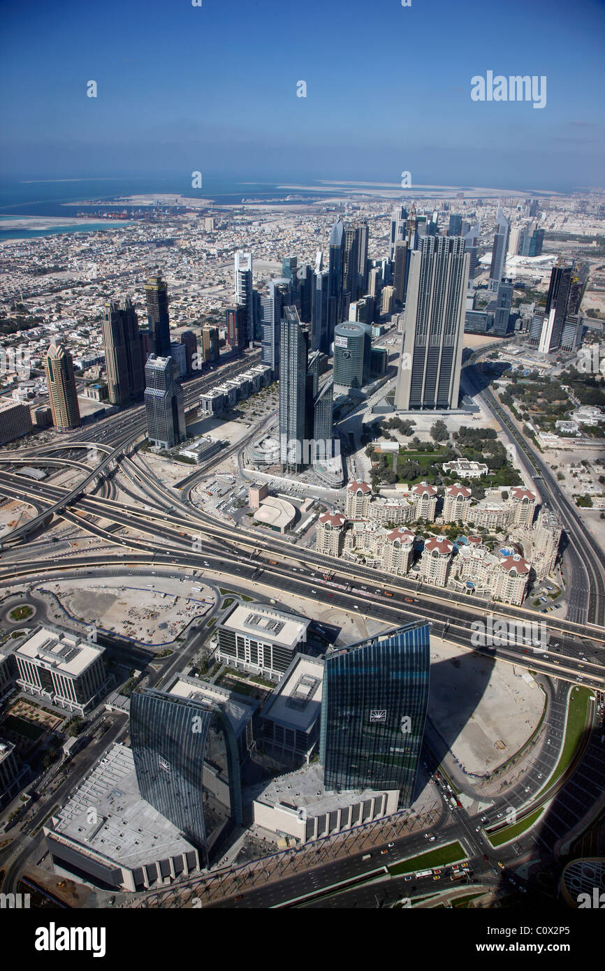 Skyline von Dubai entfernt, Geschäftsviertel an der Sheikh Zayed Road. Dubai, Vereinigte Arabische Emirate. Stockfoto