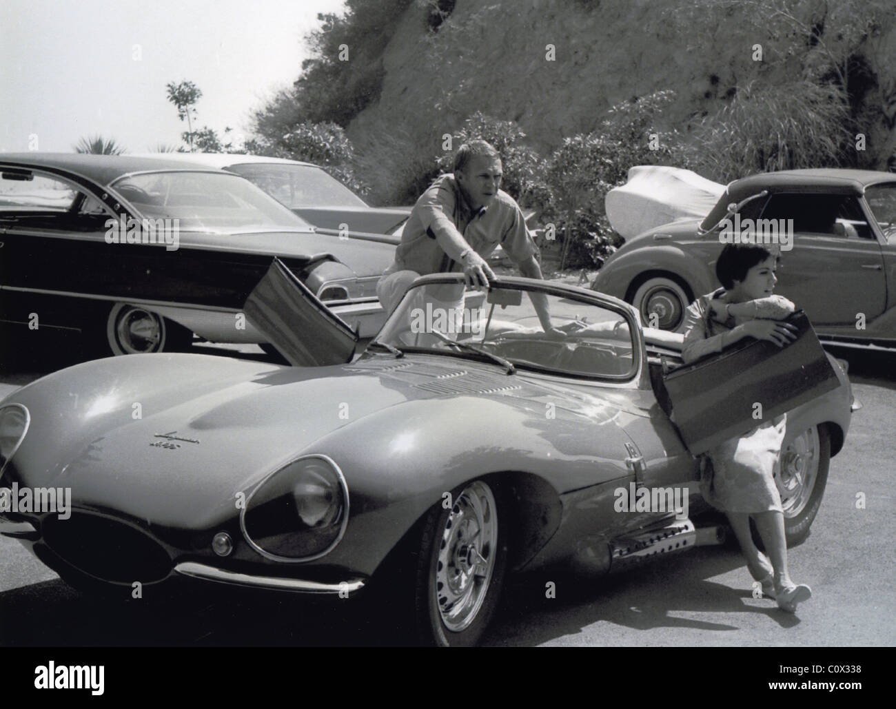 STEVE McQUEEN U.S. Filmschauspieler mit Frau Nellie und ihr Jaguar XKSS Stockfoto
