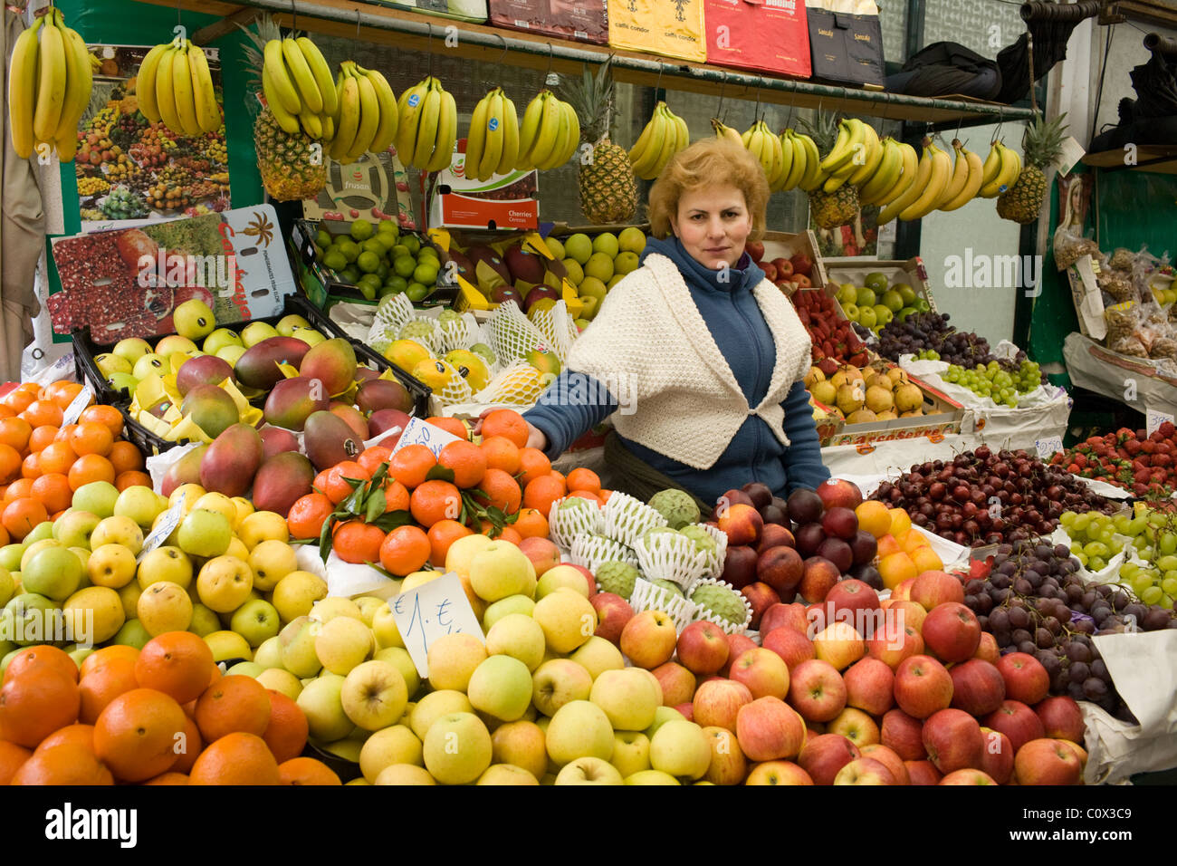 Obstverkäufer in Bolhão-Markt, Porto, Portugal Stockfoto
