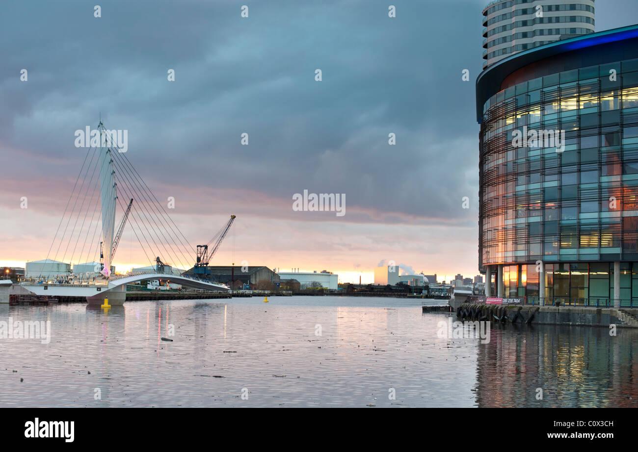 Manchester, UK: Media City Komplex in Salford Quays wie Sonnenuntergang Stockfoto