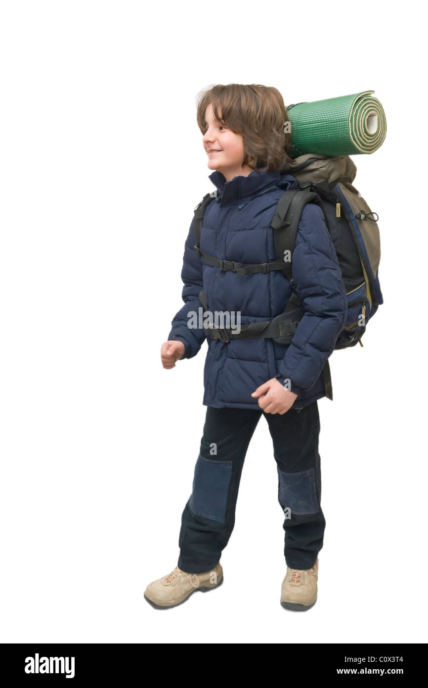 Kind mit einem Rucksack bereit für eine Reise, die isoliert auf weiss Stockfoto