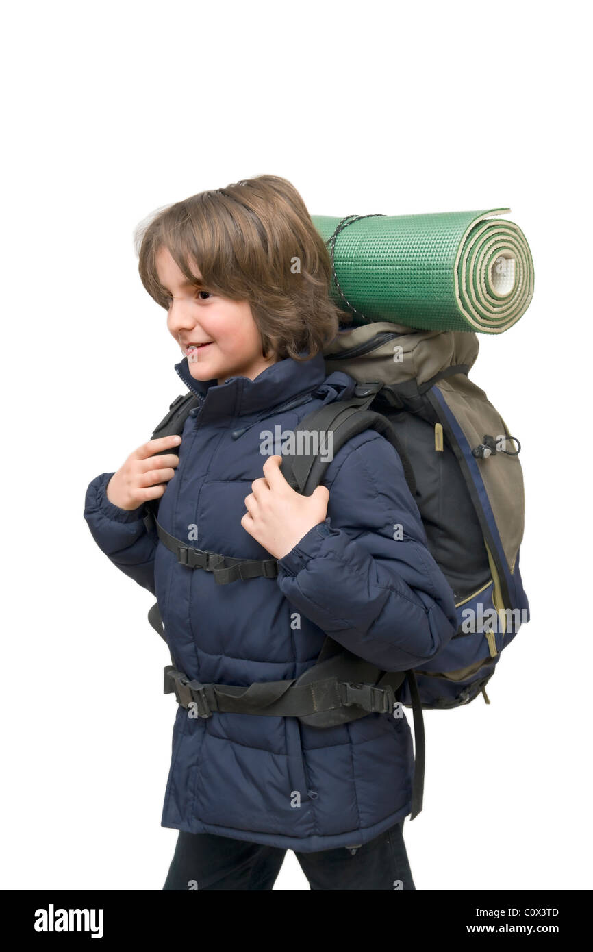 Kind mit einem Rucksack bereit für eine Reise, die isoliert auf weiss Stockfoto