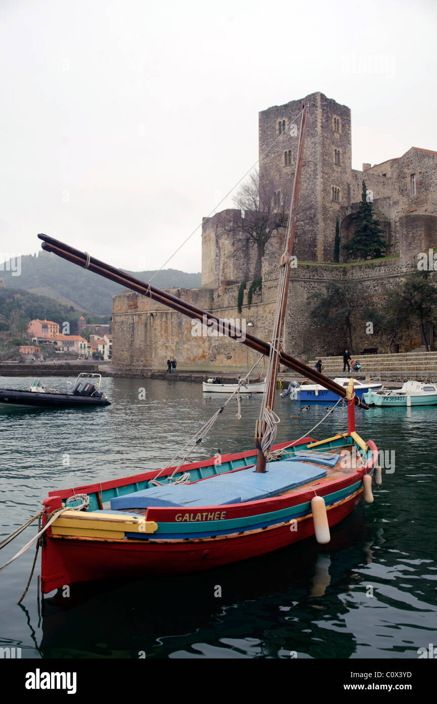 Alte klassische Fischerboot mit dem Königsschloss (Hintergrund) in Collioure. Frankreich Stockfoto