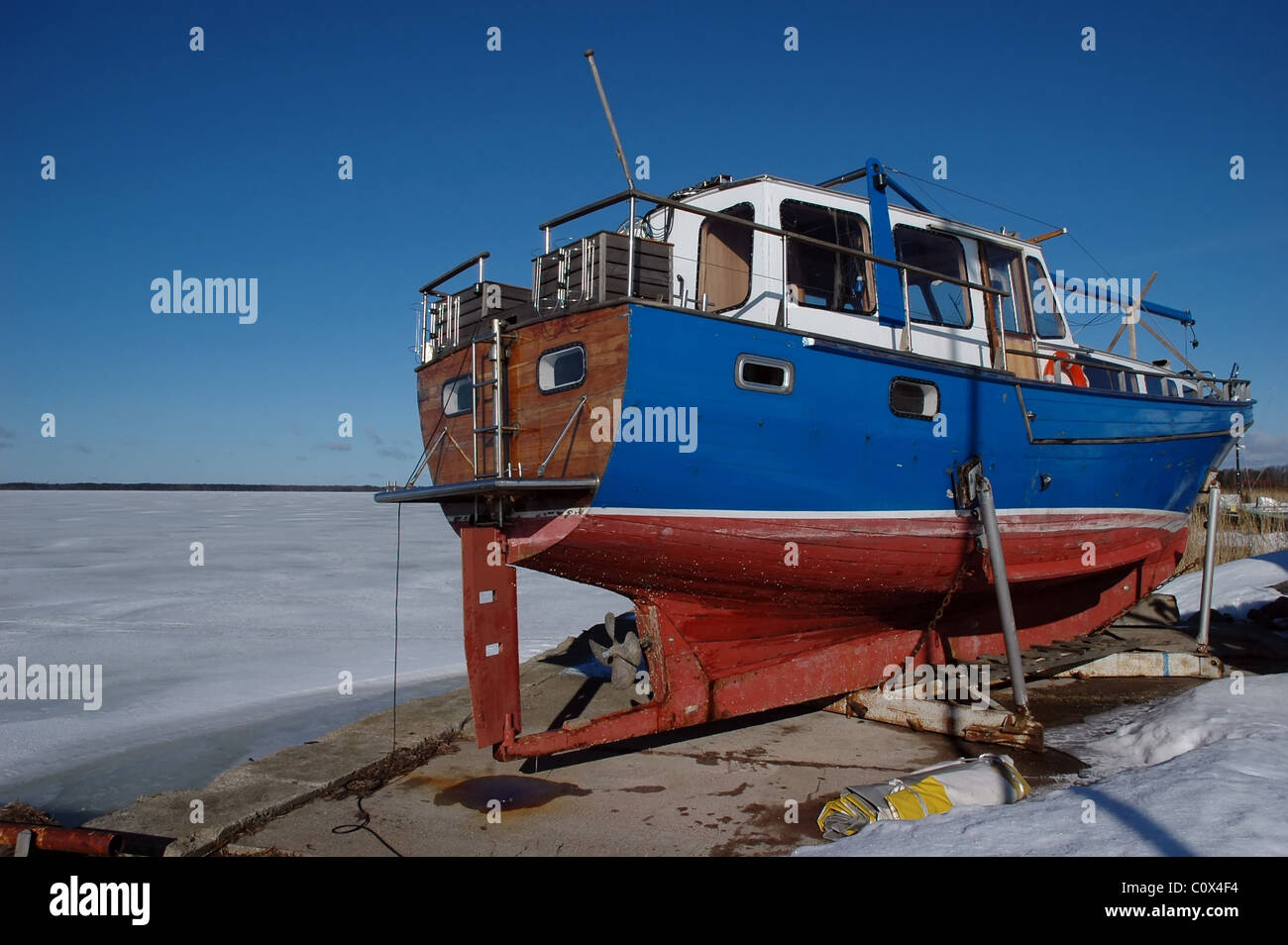 Yacht im Winter am zugefrorenen Hafen in Orjaku, Kassari, Hiiumaa, Estland Stockfoto