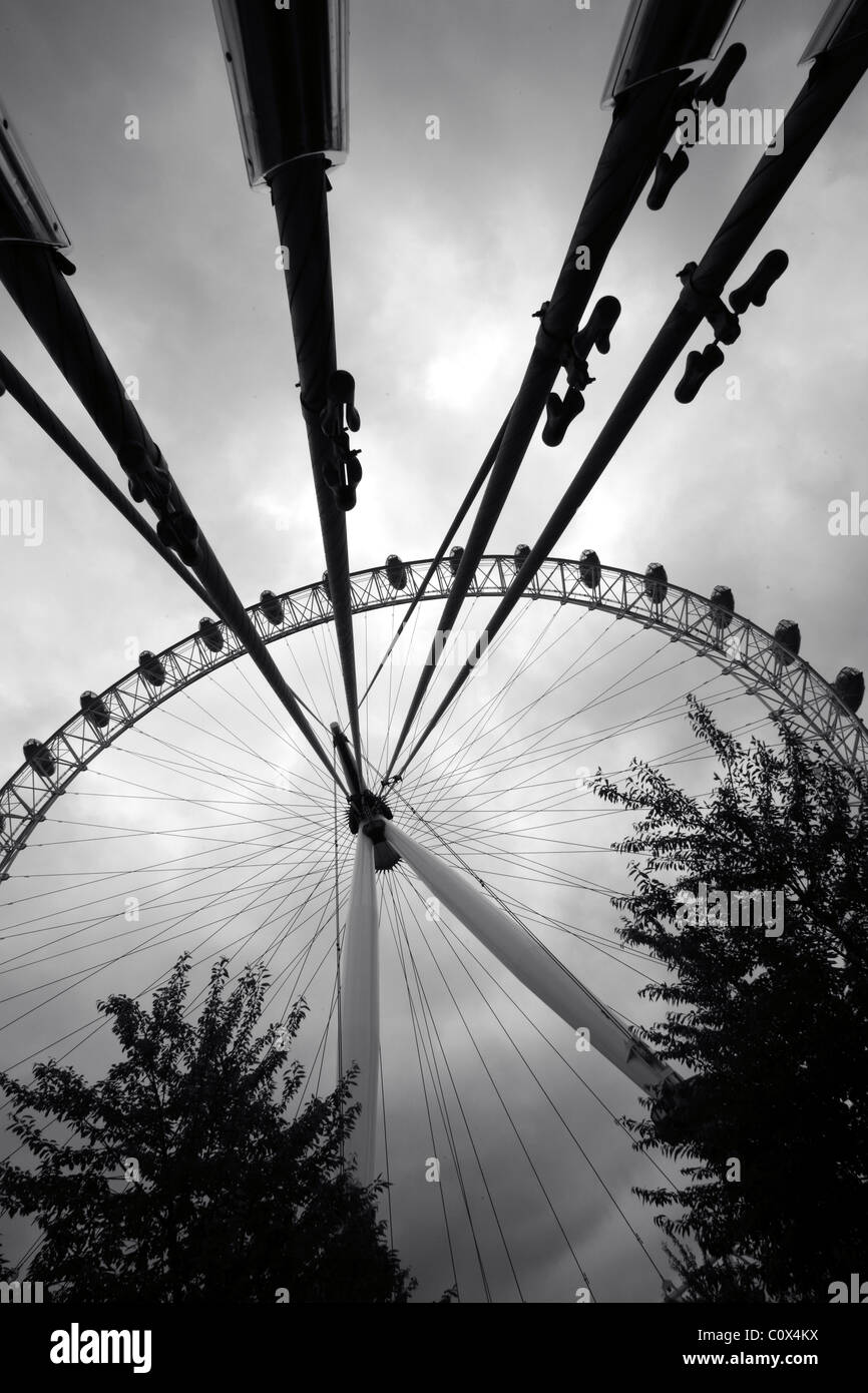 London Eye - Uferpromenade - getönten Monochrom - London Stockfoto