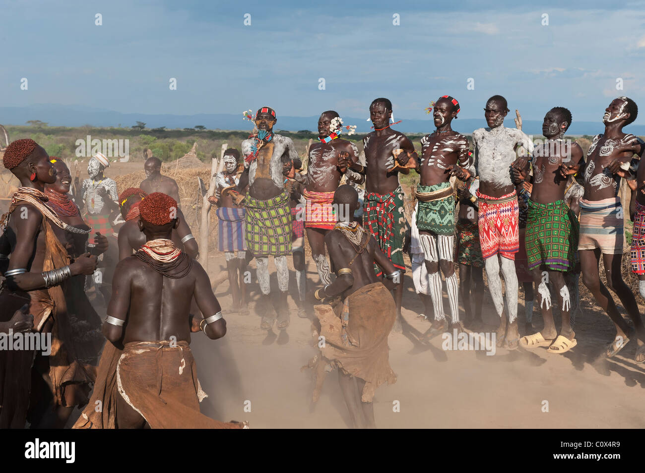 Karo Menschen mit Körper-Gemälde, die Teilnahme an einem Tribal dance Zeremonie, Omo-Tal, Südäthiopien Stockfoto