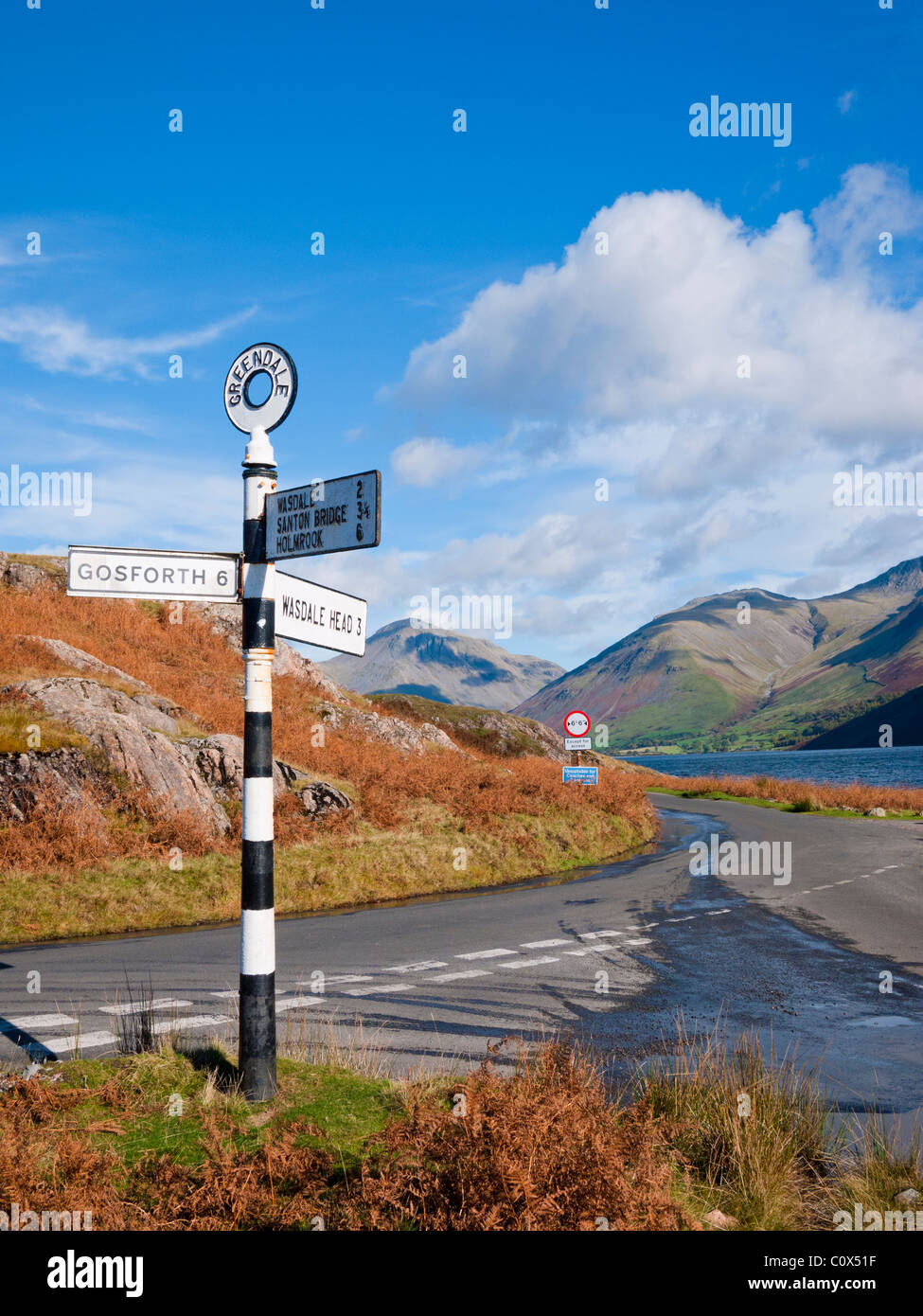 Wegweiser bei Wastwater bei Greendale im Lake District National Park, Cumbria, England. Große Gabel und Lingmell Fells sind in der Ferne. Stockfoto