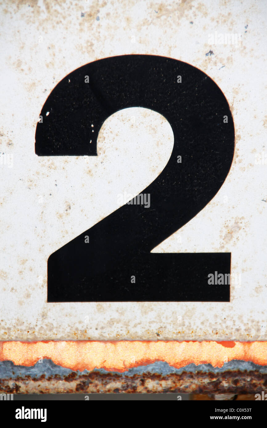 Schwarze Figur Nummer Ziffer 2 auf weißem Hintergrund Stockfoto